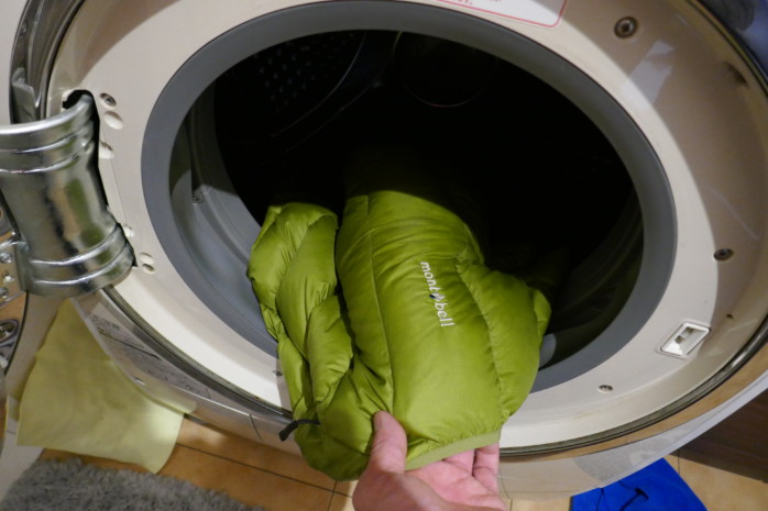 モンベルライトアルパインダウンベストを洗濯機で洗う。ついでに穴のリペアもやってみた